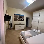 別荘 Cozy House With Terrace In Pula, 85 M², Garden *