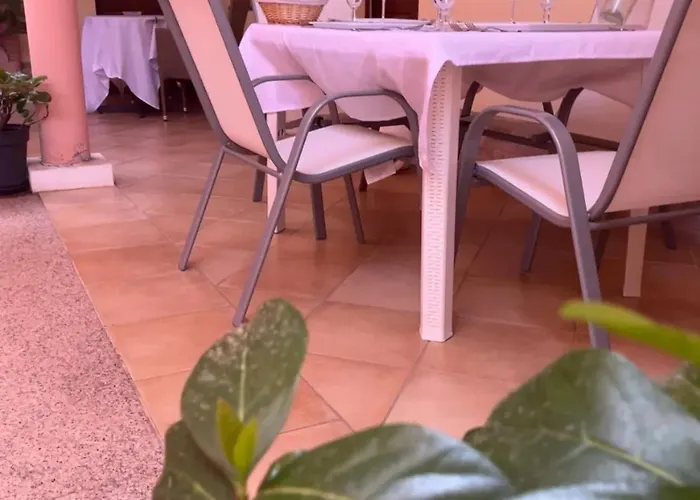 Cozy House With Terrace In Pula, 85 M², Garden Pula